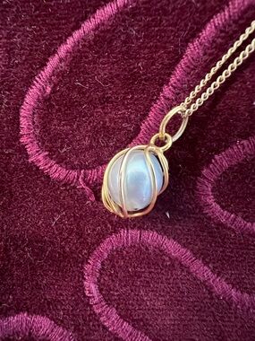 Gold Wire-Wrapped light Gray pearl necklace